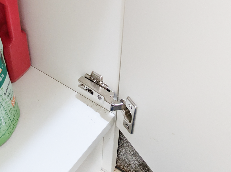 洗面化粧台 蝶番の調整